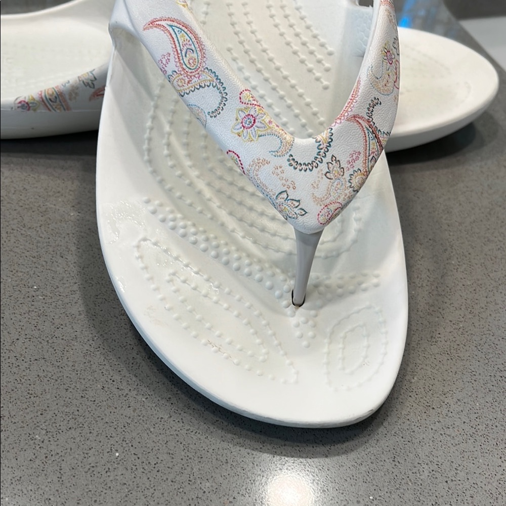 CROCS White Flip Flop Sandals - Picture 3 of 12